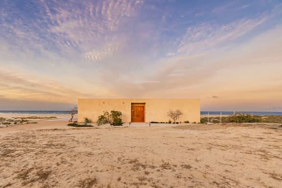 Beachfront Villa · Lighthouse · 11 Guests - Imagen 1